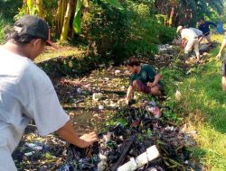 Tak Ingin Kali Irigasi di Penuhi Sampah Babinsa Ajak Warga Bergelut dengan Sampah