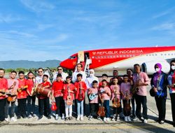 Transit di Kota Ambon, Presiden Nikmati Musik Ukulele Anak-Anak Maluku