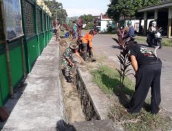 Wujud Kemanunggalan TNI Dengan Rakyat, Babinsa Koramil Tipe B 0808/11 Binangun Gelar Kerja Bakti Bersama