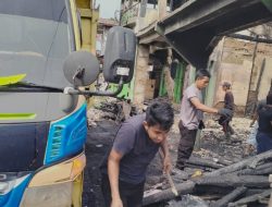 Wujud Kebersamaan, Bersama Warga Personil Polsek Ledo Bersihkan Bekas Kebakaran Ruko