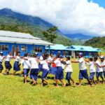 Serunya Permainan Satgas Pamtas Yonif Raider 142/KJ Bersama Siswa SMPN 1 Kelila Papua