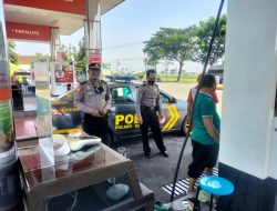 Harga BBM Naik, Polres Nganjuk Turunkan Personel Lakukan Pengamanan di Pom Bensin
