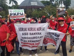 Ratusan Korban Koperasi Simpan Pinjam Sejahtera Bersama (KSPSB) Menjerit dalam Aksi Damai di Sekitaran Monas Jakarta.