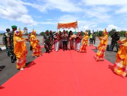 Kedatangan Panglima Baru Kodam XIV/Hasanuddin Mayjen Totok Imam Disambut Dengan Adat Bugis-Makassar