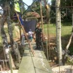 Koramil 0622-13/Jampangkulon Bersama Para Babinsanya dan Warga Masyarakat Terus Gotong-royong Bangun Jembatan