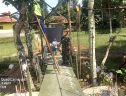 Koramil 0622-13/Jampangkulon Bersama Para Babinsanya dan Warga Masyarakat Terus Gotong-royong Bangun Jembatan