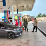 Harga BBM Naik, Babinsa Gandusari Bersama Bhabinkamtibmas Pantau Dan Amankan SPBU Di Wilayah Binaannya