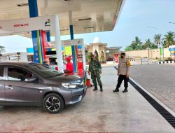 Harga BBM Naik, Babinsa Gandusari Bersama Bhabinkamtibmas Pantau Dan Amankan SPBU Di Wilayah Binaannya