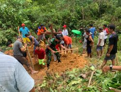 Tugas Kemanusiaan, Satgas Pamtas Rl-Malaysia Yonif 645/Gty Bantu Proses Pemakaman Warga Perbatasan