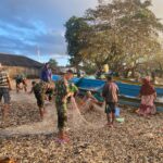 Bentuk Perhatian, Satgas Yonarmed 1 Kostrad Bantu Nelayan di Tepian Pulau Buru Siapkan Peralatan Sebelum Melaut