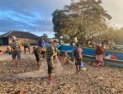 Bentuk Perhatian, Satgas Yonarmed 1 Kostrad Bantu Nelayan di Tepian Pulau Buru Siapkan Peralatan Sebelum Melaut