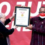 Sukses Selenggarakan Gerakan Pembagian 10 Juta Bendera Merah Putih, Kemendagri Terima Rekor Dunia MURI