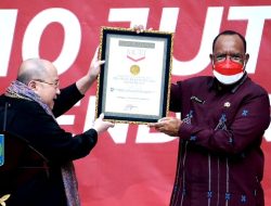 Sukses Selenggarakan Gerakan Pembagian 10 Juta Bendera Merah Putih, Kemendagri Terima Rekor Dunia MURI