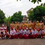 Latihkan Kedisiplinan Sejak Usia Dini, Babinsa Kadipiro Jadi Irup Dalam Upacara Bendera di SD Negeri Banyuagung 3