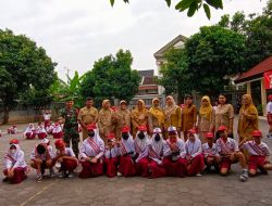 Latihkan Kedisiplinan Sejak Usia Dini, Babinsa Kadipiro Jadi Irup Dalam Upacara Bendera di SD Negeri Banyuagung 3