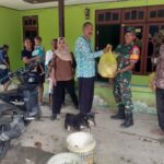 Bersama Jajaran Pantau Wilayah Sambil Bagikan Sembako Kepada Warga