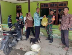 Bersama Jajaran Pantau Wilayah Sambil Bagikan Sembako Kepada Warga