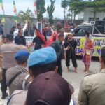 Masa Demo Diajak Manortor Bersama Personel Polres Simalungun, Sampaikan Orasi Dengan Damai Dan Santun