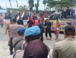 Masa Demo Diajak Manortor Bersama Personel Polres Simalungun, Sampaikan Orasi Dengan Damai Dan Santun