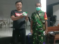 Tangkal Covid 19, Sertu E Lau We Bagikan Obat Ke Warga Yang Isolasi.