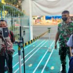 Tekan Angka COVID-19 Babinsa Kratonan Cek Prokes di SMA 1 Kristen Surakarta