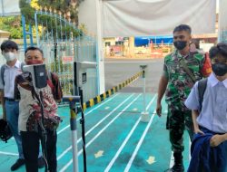 Tekan Angka COVID-19 Babinsa Kratonan Cek Prokes di SMA 1 Kristen Surakarta