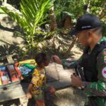 ANAK PAPUA SEHAT, SATGAS YONIF 126/KC KELILING BERIKAN SIRUP MULTIVITAMIN KEPADA ANAK PERBATASAN