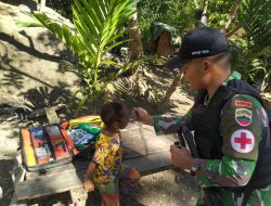 ANAK PAPUA SEHAT, SATGAS YONIF 126/KC KELILING BERIKAN SIRUP MULTIVITAMIN KEPADA ANAK PERBATASAN