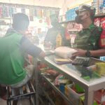 Pastikan Harga Sembako Stabil, Anggota Koramil Tipe B 0808/15 Gandusari Cek Pasar Dan Toko Di Wilayah Binaan