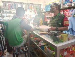 Pastikan Harga Sembako Stabil, Anggota Koramil Tipe B 0808/15 Gandusari Cek Pasar Dan Toko Di Wilayah Binaan