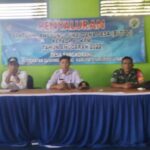 Serda Abdullah Babinsa Koramil 1013-01/Gunung Timang Bantu Salurkan BLT-DD Pada Warga