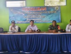 Serda Abdullah Babinsa Koramil 1013-01/Gunung Timang Bantu Salurkan BLT-DD Pada Warga