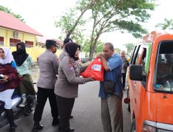 POLRES LAMPUNG SELATAN BAGIKAN SEMBAKO PASCA PENYESUAIAN HARGA BBM