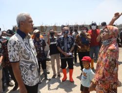 Tinjau Pembangunan Tanggul Laut dan Drainase, Ganjar Ingatkan Kontraktor Soal Kualitas