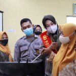 Kisah Bripka Sandi-Aipda Yuniar, Anggota Polri yang Berkontribusi untuk Pendidikan dan UMKM Indonesia