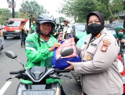 Polres Metro Jakpus Bagikan 200 Paket Sembako Kepada Warga Yang Terdampak Pengalihan Subsisdi BBM DiKemayoran