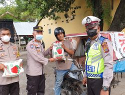 Polsek Percut Sei Tuan Bagikan Sembako Berupa Beras
