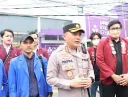 Polres Metro Jakarta Barat Bersama Mahasiswa Gelar Bhakti Sosial Bagikan 500 Paket Sembako Kepada Masyarakat Yang Terdampak Kenaikan BBM