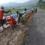 Peduli Kebersihan Lingkungan, Babinsa Kademangan Bersama Warga Masyarakat Gelar Jumat Bersih