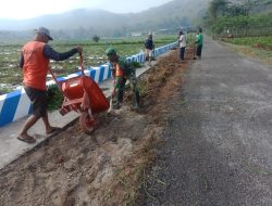 Peduli Kebersihan Lingkungan, Babinsa Kademangan Bersama Warga Masyarakat Gelar Jumat Bersih