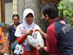 BANK ARTHA GRAHA INTERNASIONAL SALURKAN BANTUAN TUNAI DAN SEMBAKO KEPADA MASYARAKAT