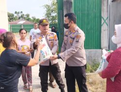 Meringankan Beban Masyarakat Akibat Kenaikan BBM, Polsek Percut Seituan Bagikan Sembako