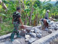 Babinsa Simo tumbuhkan Semangat Gotong Royong Desa Sumber
