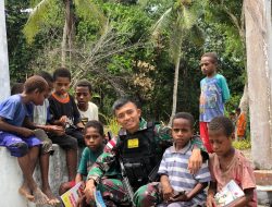BERINTERAKSI DENGAN ANAK-ANAK PERBATASAN PAPUA, SATGAS YONIF 126/KC BERCERITA DAN BAGI BUKU
