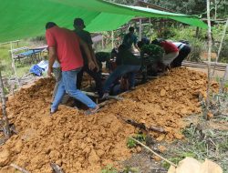 Meringankan Beban Warga, Satgas Pamtas Yonif 645/Gty Bantu Proses Pemakaman