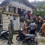 Warga dan Para Babinsa Koramil Cihaurbeuti Kodim 0613/Ciamis , Bersihkan Lokasi Longsor