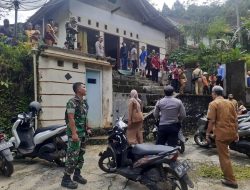 Warga dan Para Babinsa Koramil Cihaurbeuti Kodim 0613/Ciamis , Bersihkan Lokasi Longsor