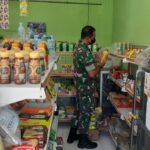 Babinsa Pos Selopuro Terjun Langsung Ke Lapangan, Cek Ketersediaan Stok Dan Harga Minyak Goreng
