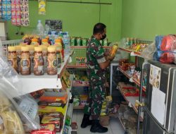 Babinsa Pos Selopuro Terjun Langsung Ke Lapangan, Cek Ketersediaan Stok Dan Harga Minyak Goreng