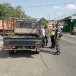 Cegah Penyebaran PMK, Anggota Koramil Tipe B 0808/14 Kesamben Perketat Pos Penyekatan